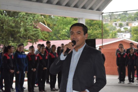 Encabeza Amarildo B Rcenas Honores A La Bandera En Escol Sticas Pedro