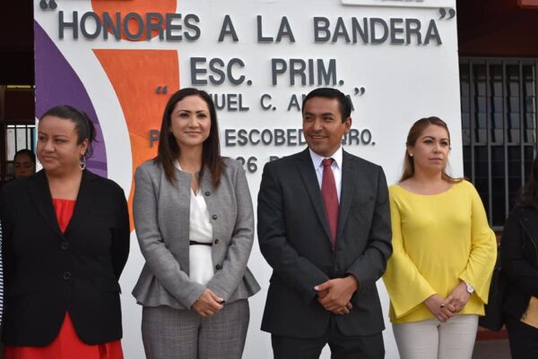 ENCABEZA AMARILDO BÁRCENAS HONORES A LA BANDERA EN PRIMARIA MANUEL C. ANAYA