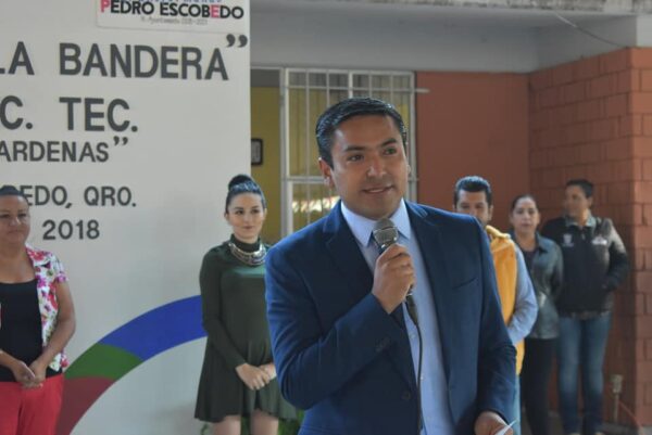 ENCABEZA AMARILDO BÁRCENAS HONORES A LA BANDERA EN SECUNDARIA TÉCNICA No. 4