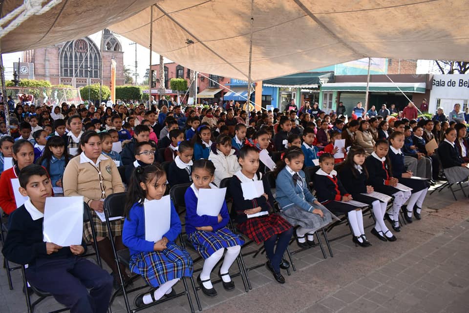 ENTREGAN BECAS A 210 ESTUDIANTES CON MEJOR PROMEDIO EN